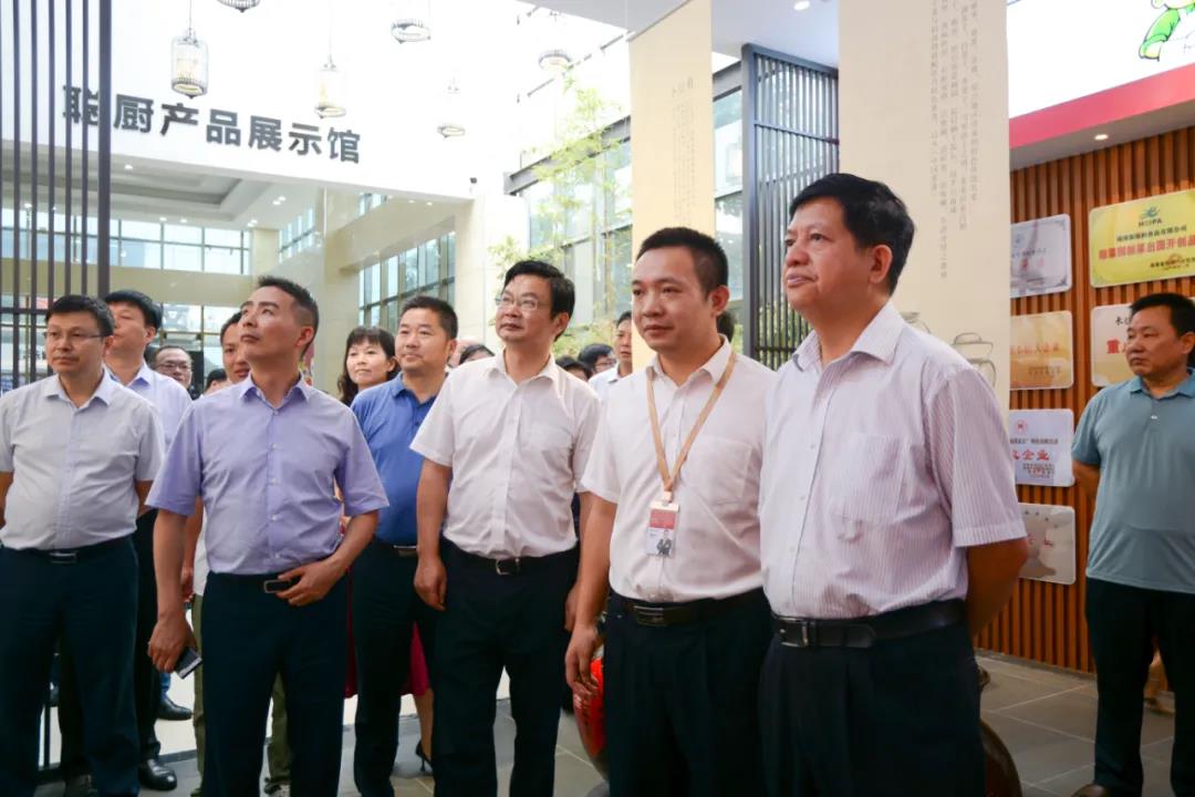 湖南省農村農業(yè)廳廳長(cháng)袁延文等領(lǐng)導蒞臨聰廚食品觀(guān)摩指導