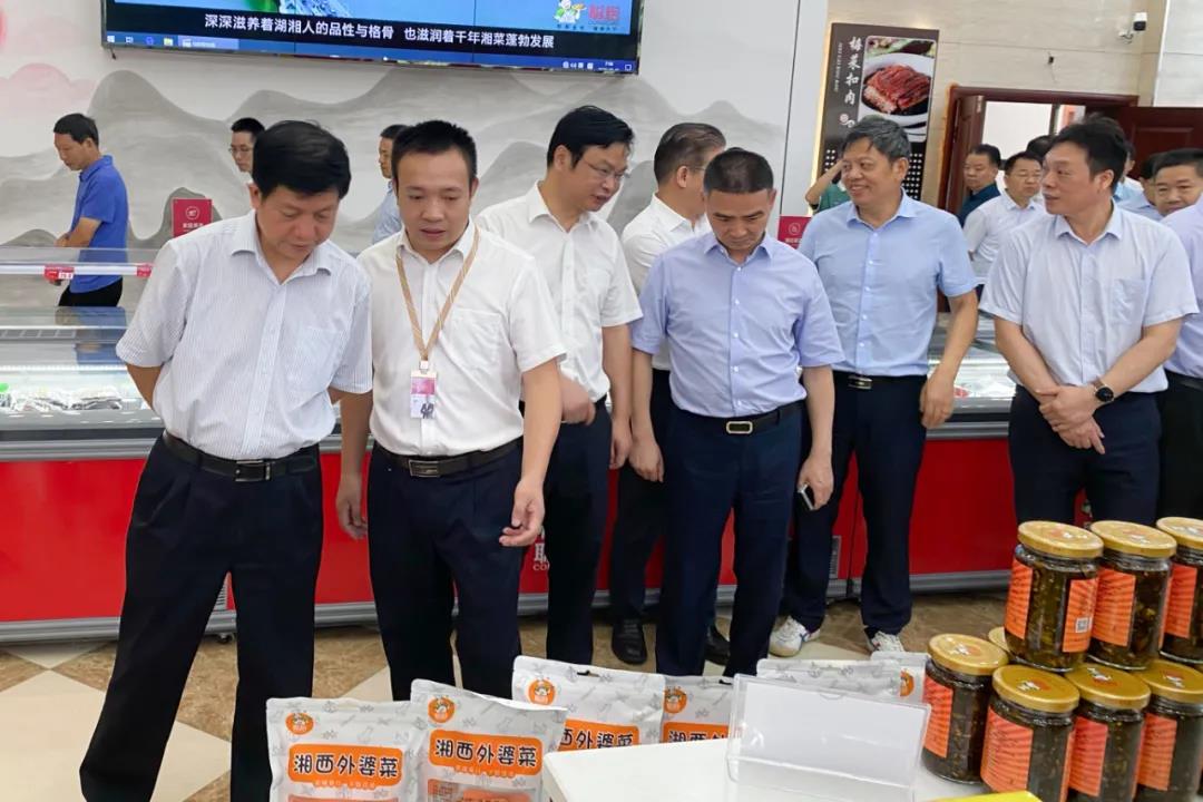 湖南省農村農業(yè)廳廳長(cháng)袁延文等領(lǐng)導蒞臨聰廚食品觀(guān)摩指導