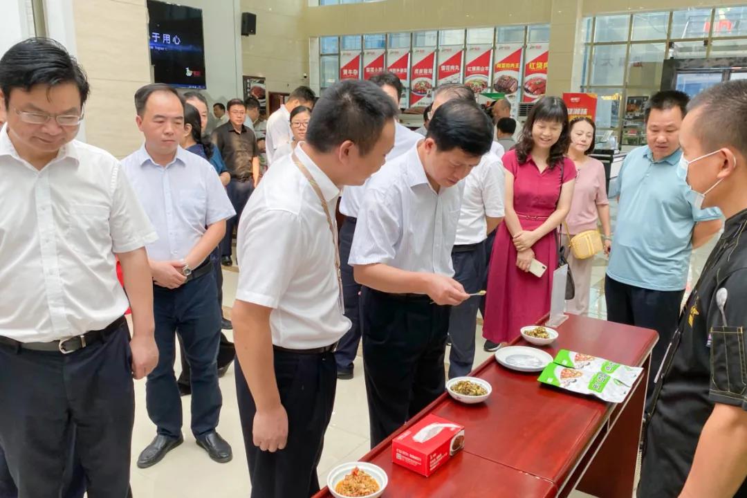 湖南省農村農業(yè)廳廳長(cháng)袁延文等領(lǐng)導蒞臨聰廚食品觀(guān)摩指導