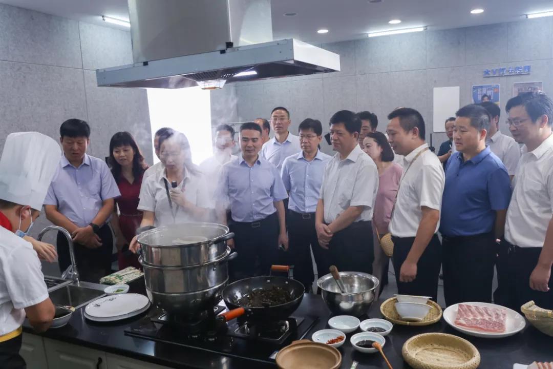 湖南省農村農業(yè)廳廳長(cháng)袁延文等領(lǐng)導蒞臨聰廚食品觀(guān)摩指導