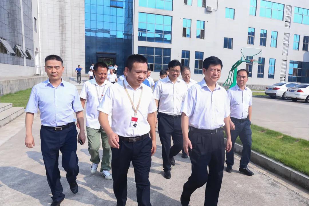 湖南省農村農業(yè)廳廳長(cháng)袁延文等領(lǐng)導蒞臨聰廚食品觀(guān)摩指導