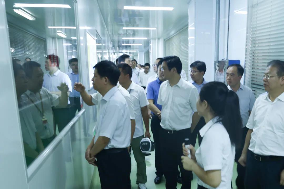湖南省農村農業(yè)廳廳長(cháng)袁延文等領(lǐng)導蒞臨聰廚食品觀(guān)摩指導