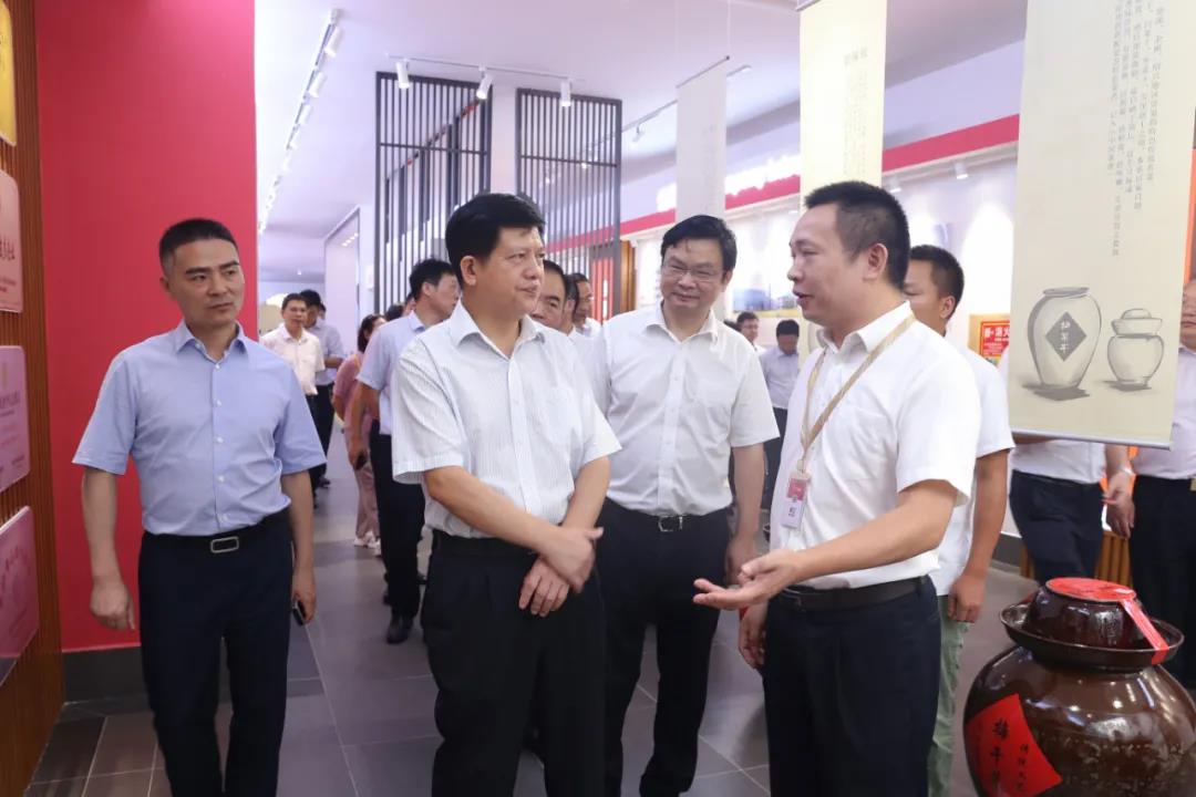 湖南省農村農業(yè)廳廳長(cháng)袁延文等領(lǐng)導蒞臨聰廚食品觀(guān)摩指導