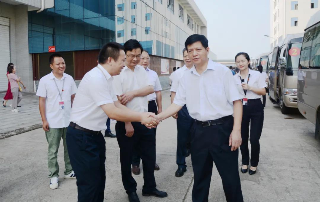 湖南省農村農業(yè)廳廳長(cháng)袁延文等領(lǐng)導蒞臨聰廚食品觀(guān)摩指導