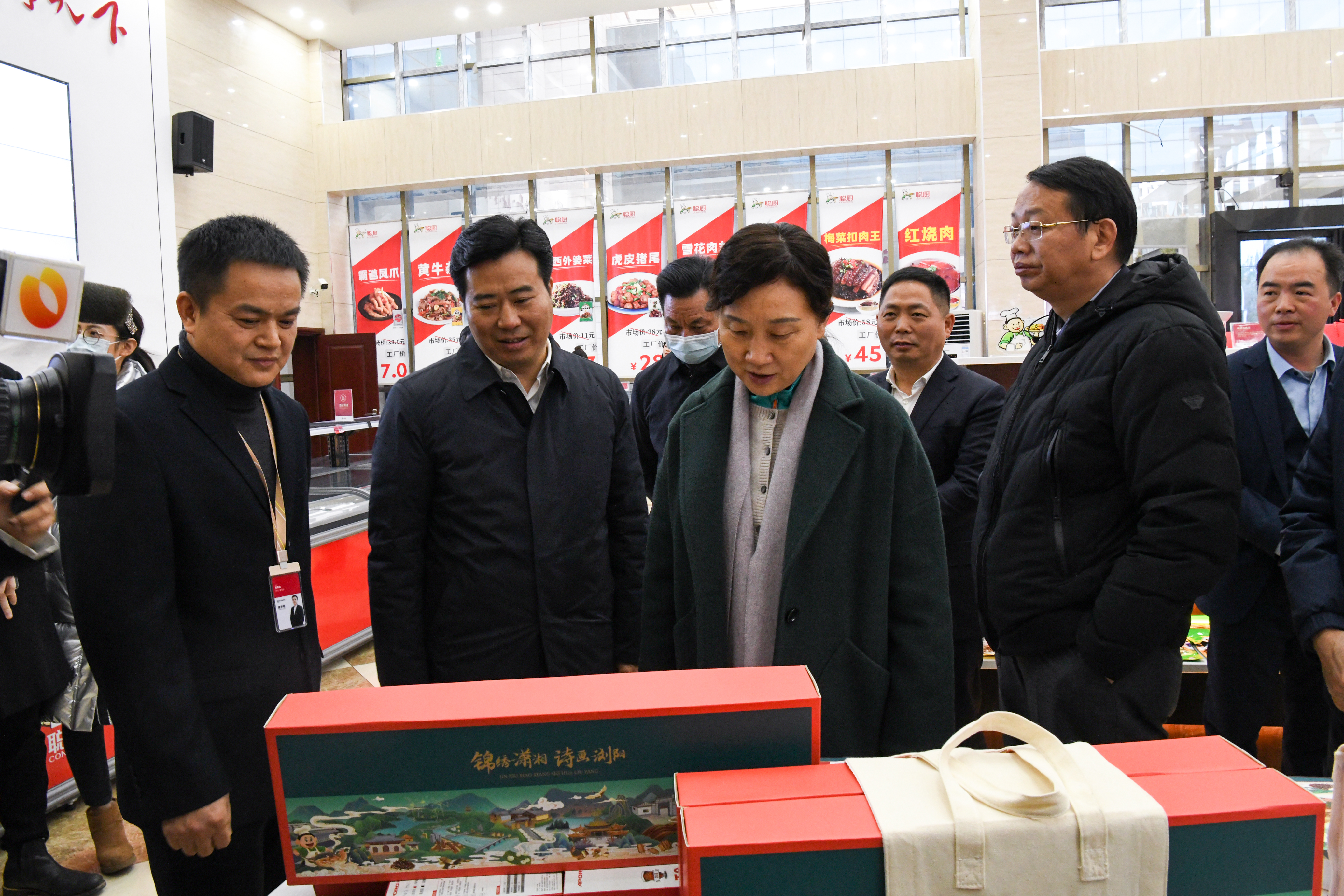 湖南省政協(xié)主席李微微率隊蒞臨聰廚調研指導工作 湖南省政協(xié)主席李微微率隊蒞臨聰廚調研指導工作